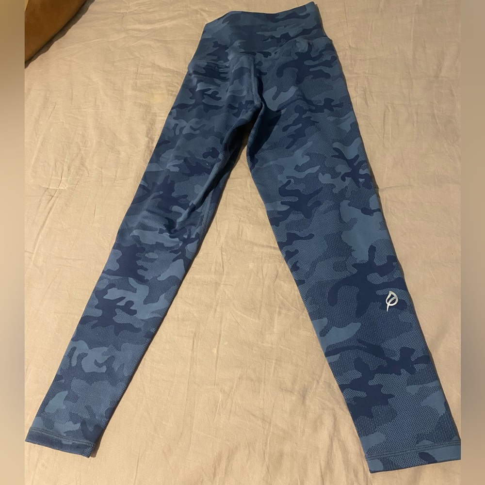 P’tula blue camo 7/8 leggings! Size XS